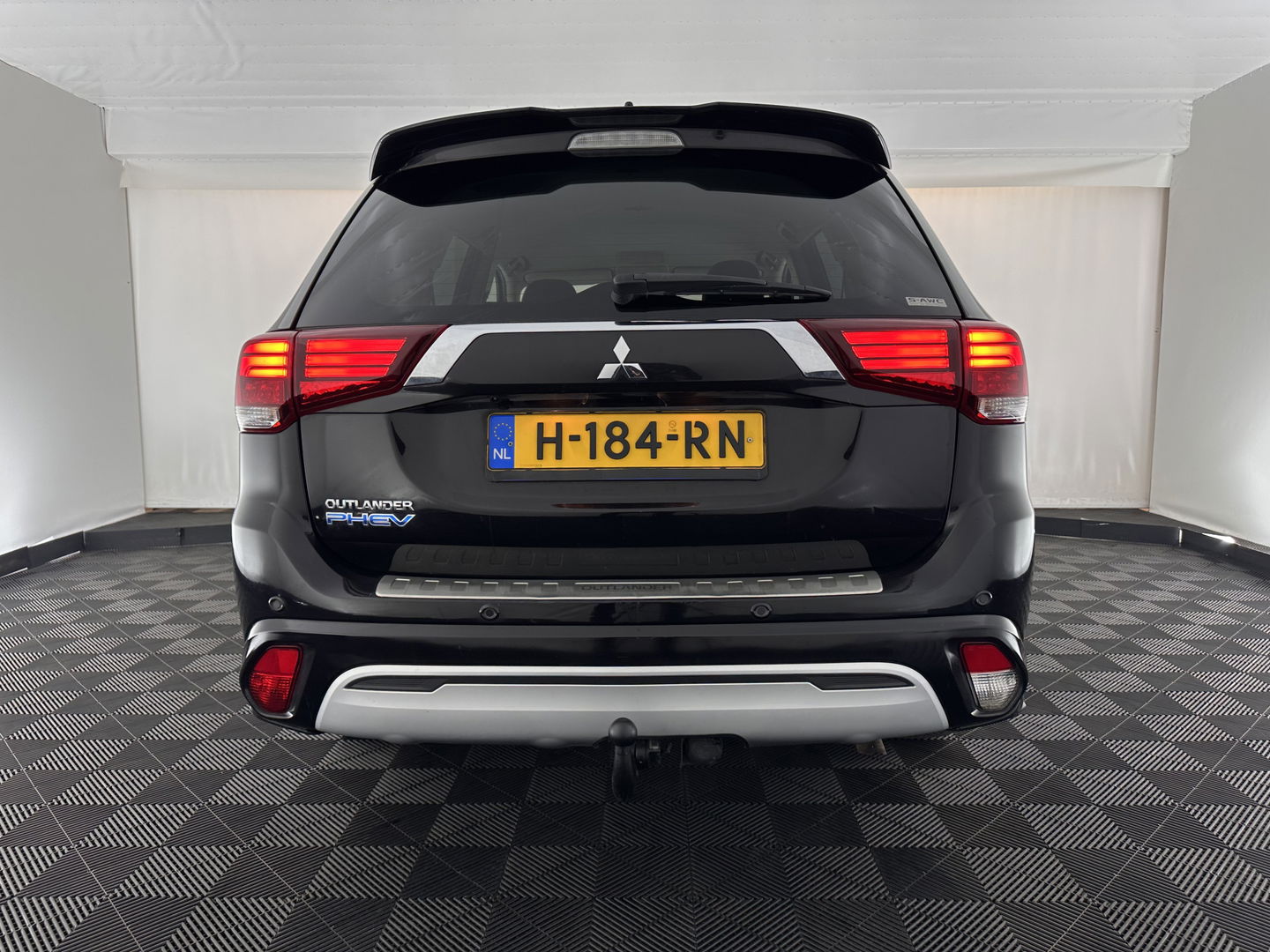 Mitsubishi Outlander 2.4 PHEV Intense (Plug-in) (INCL-BTW) *LEATHER-MICROFIBRE | FULL-LED | KEYLESS | BLINDSPOT | CAMERA | HEATED-COMFORTSEATS | ECC | SHIFTPADDLES | PDC | CRUISE | PRIVACY-GLASS | DAB | TOWBAR | CARPLAY | 18''ALU*