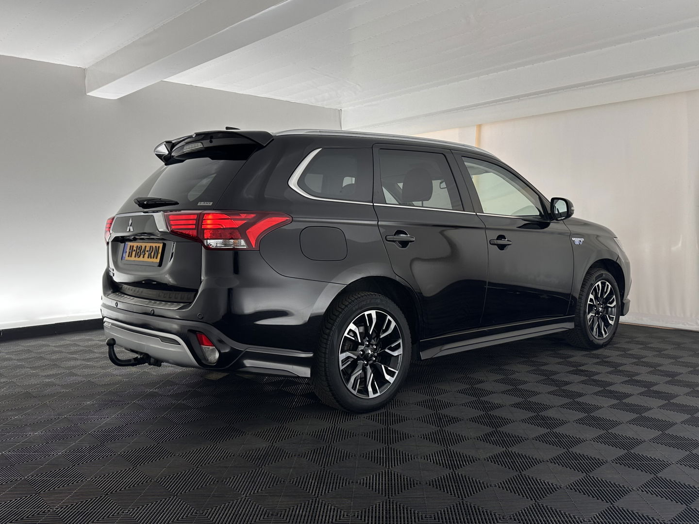 Mitsubishi Outlander 2.4 PHEV Intense (Plug-in) (INCL-BTW) *LEATHER-MICROFIBRE | FULL-LED | KEYLESS | BLINDSPOT | CAMERA | HEATED-COMFORTSEATS | ECC | SHIFTPADDLES | PDC | CRUISE | PRIVACY-GLASS | DAB | TOWBAR | CARPLAY | 18''ALU*