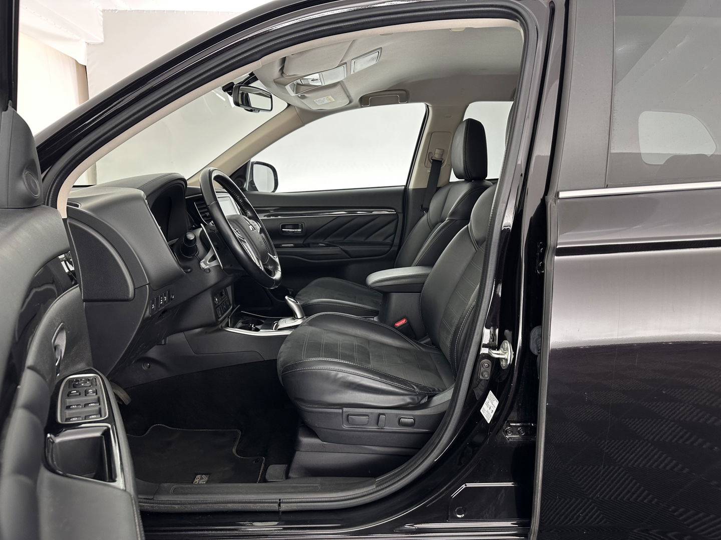 Mitsubishi Outlander 2.4 PHEV Intense (Plug-in) (INCL-BTW) *LEATHER-MICROFIBRE | FULL-LED | KEYLESS | BLINDSPOT | CAMERA | HEATED-COMFORTSEATS | ECC | SHIFTPADDLES | PDC | CRUISE | PRIVACY-GLASS | DAB | TOWBAR | CARPLAY | 18''ALU*