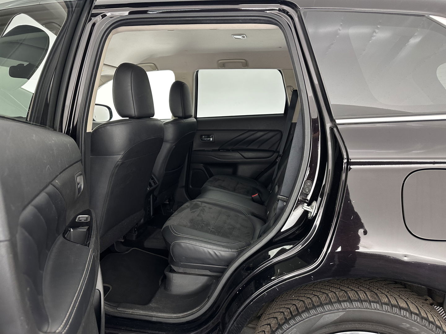 Mitsubishi Outlander 2.4 PHEV Intense (Plug-in) (INCL-BTW) *LEATHER-MICROFIBRE | FULL-LED | KEYLESS | BLINDSPOT | CAMERA | HEATED-COMFORTSEATS | ECC | SHIFTPADDLES | PDC | CRUISE | PRIVACY-GLASS | DAB | TOWBAR | CARPLAY | 18''ALU*