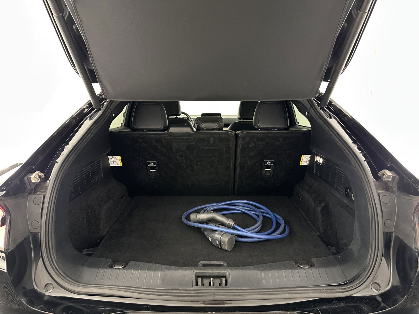 Ford Mustang Mach-E RWD 75 kWh [ 3-Fase ] {SOH-84%} (INCL.BTW) *LEATHER | FULL-LED | DAB | DIGI-COCKPIT | KEYLESS | NAVI-FULLMAP | CARPLAY | HEATED-COMFORTSEATS | TOPVIEW | ADAPTIVE-CRUISE | PRIVACY-GLASS | 18'' ALU*