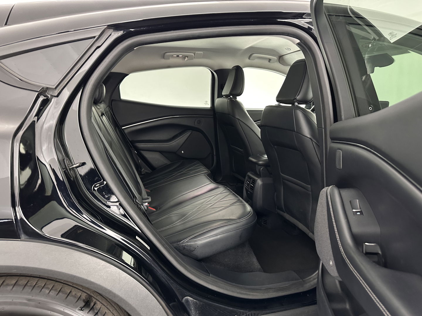 Ford Mustang Mach-E RWD 75 kWh [ 3-Fase ] {SOH-84%} (INCL.BTW) *LEATHER | FULL-LED | DAB | DIGI-COCKPIT | KEYLESS | NAVI-FULLMAP | CARPLAY | HEATED-COMFORTSEATS | TOPVIEW | ADAPTIVE-CRUISE | PRIVACY-GLASS | 18'' ALU*