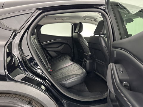 Ford Mustang Mach-E RWD 75 kWh [ 3-Fase ] {SOH-84%} (INCL.BTW) *LEATHER | FULL-LED | DAB | DIGI-COCKPIT | KEYLESS | NAVI-FULLMAP | CARPLAY | HEATED-COMFORTSEATS | TOPVIEW | ADAPTIVE-CRUISE | PRIVACY-GLASS | 18'' ALU*