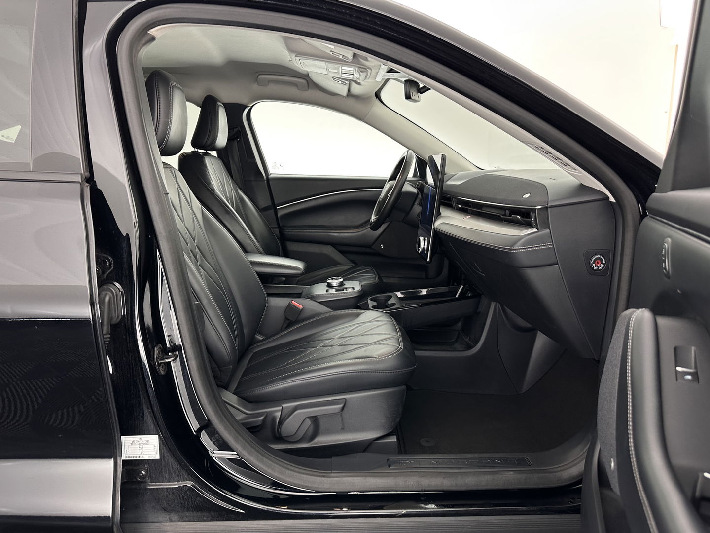 Ford Mustang Mach-E RWD 75 kWh [ 3-Fase ] {SOH-84%} (INCL.BTW) *LEATHER | FULL-LED | DAB | DIGI-COCKPIT | KEYLESS | NAVI-FULLMAP | CARPLAY | HEATED-COMFORTSEATS | TOPVIEW | ADAPTIVE-CRUISE | PRIVACY-GLASS | 18'' ALU*