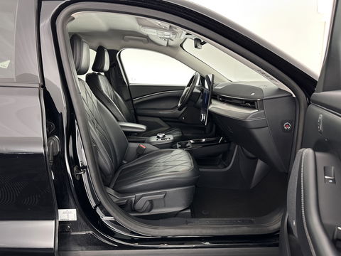 Ford Mustang Mach-E RWD 75 kWh [ 3-Fase ] {SOH-84%} (INCL.BTW) *LEATHER | FULL-LED | DAB | DIGI-COCKPIT | KEYLESS | NAVI-FULLMAP | CARPLAY | HEATED-COMFORTSEATS | TOPVIEW | ADAPTIVE-CRUISE | PRIVACY-GLASS | 18'' ALU*