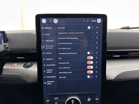 Ford Mustang Mach-E RWD 75 kWh [ 3-Fase ] {SOH-84%} (INCL.BTW) *LEATHER | FULL-LED | DAB | DIGI-COCKPIT | KEYLESS | NAVI-FULLMAP | CARPLAY | HEATED-COMFORTSEATS | TOPVIEW | ADAPTIVE-CRUISE | PRIVACY-GLASS | 18'' ALU*