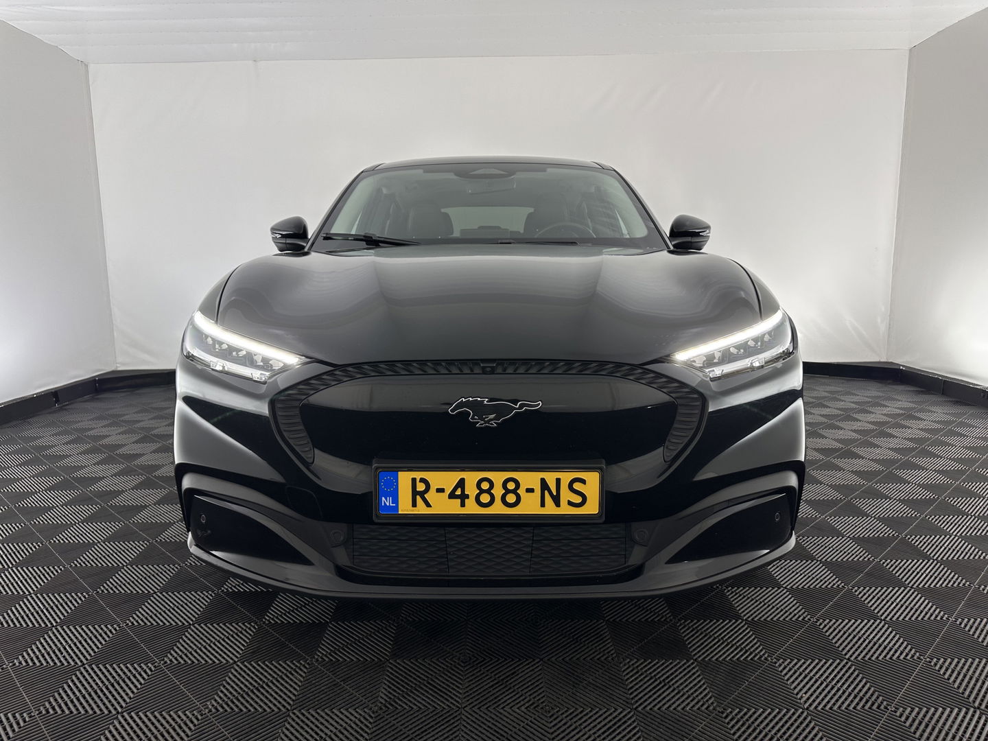 Ford Mustang Mach-E RWD 75 kWh [ 3-Fase ] {SOH-84%} (INCL.BTW) *LEATHER | FULL-LED | DAB | DIGI-COCKPIT | KEYLESS | NAVI-FULLMAP | CARPLAY | HEATED-COMFORTSEATS | TOPVIEW | ADAPTIVE-CRUISE | PRIVACY-GLASS | 18'' ALU*