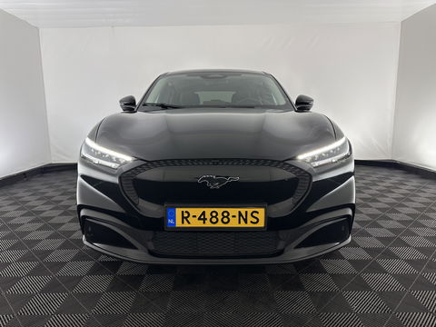 Ford Mustang Mach-E RWD 75 kWh [ 3-Fase ] {SOH-84%} (INCL.BTW) *LEATHER | FULL-LED | DAB | DIGI-COCKPIT | KEYLESS | NAVI-FULLMAP | CARPLAY | HEATED-COMFORTSEATS | TOPVIEW | ADAPTIVE-CRUISE | PRIVACY-GLASS | 18'' ALU*