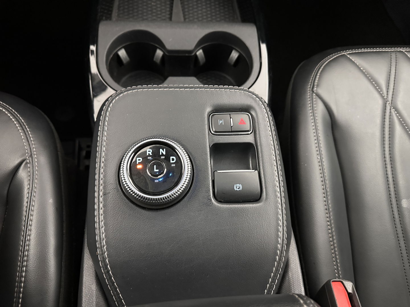 Ford Mustang Mach-E RWD 75 kWh [ 3-Fase ] {SOH-84%} (INCL.BTW) *LEATHER | FULL-LED | DAB | DIGI-COCKPIT | KEYLESS | NAVI-FULLMAP | CARPLAY | HEATED-COMFORTSEATS | TOPVIEW | ADAPTIVE-CRUISE | PRIVACY-GLASS | 18'' ALU*