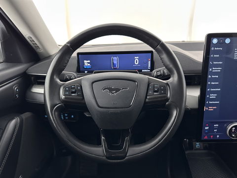 Ford Mustang Mach-E RWD 75 kWh [ 3-Fase ] {SOH-84%} (INCL.BTW) *LEATHER | FULL-LED | DAB | DIGI-COCKPIT | KEYLESS | NAVI-FULLMAP | CARPLAY | HEATED-COMFORTSEATS | TOPVIEW | ADAPTIVE-CRUISE | PRIVACY-GLASS | 18'' ALU*