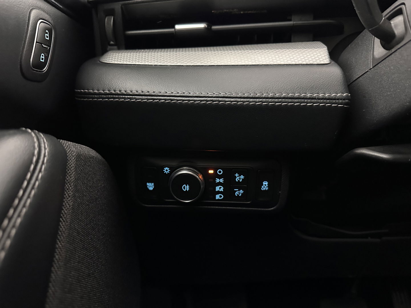 Ford Mustang Mach-E RWD 75 kWh [ 3-Fase ] {SOH-84%} (INCL.BTW) *LEATHER | FULL-LED | DAB | DIGI-COCKPIT | KEYLESS | NAVI-FULLMAP | CARPLAY | HEATED-COMFORTSEATS | TOPVIEW | ADAPTIVE-CRUISE | PRIVACY-GLASS | 18'' ALU*