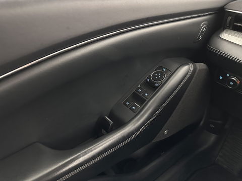 Ford Mustang Mach-E RWD 75 kWh [ 3-Fase ] {SOH-84%} (INCL.BTW) *LEATHER | FULL-LED | DAB | DIGI-COCKPIT | KEYLESS | NAVI-FULLMAP | CARPLAY | HEATED-COMFORTSEATS | TOPVIEW | ADAPTIVE-CRUISE | PRIVACY-GLASS | 18'' ALU*