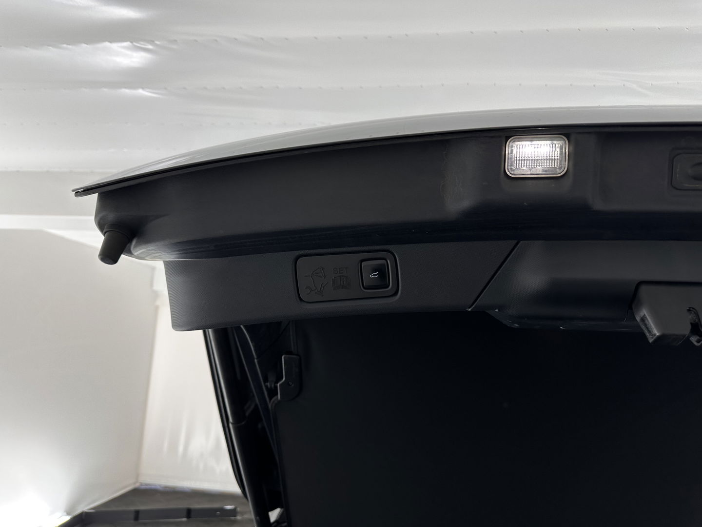 Ford Mustang Mach-E RWD 75 kWh [ 3-Fase ] {SOH-84%} (INCL.BTW) *LEATHER | FULL-LED | DAB | DIGI-COCKPIT | KEYLESS | NAVI-FULLMAP | CARPLAY | HEATED-COMFORTSEATS | TOPVIEW | ADAPTIVE-CRUISE | PRIVACY-GLASS | 18'' ALU*