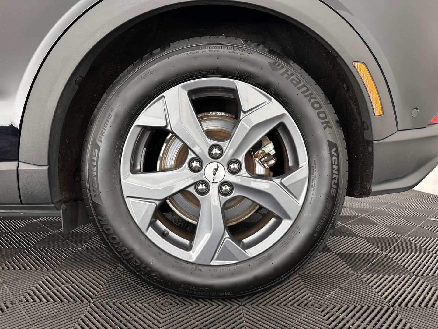 Ford Mustang Mach-E RWD 75 kWh [ 3-Fase ] {SOH-84%} (INCL.BTW) *LEATHER | FULL-LED | DAB | DIGI-COCKPIT | KEYLESS | NAVI-FULLMAP | CARPLAY | HEATED-COMFORTSEATS | TOPVIEW | ADAPTIVE-CRUISE | PRIVACY-GLASS | 18'' ALU*