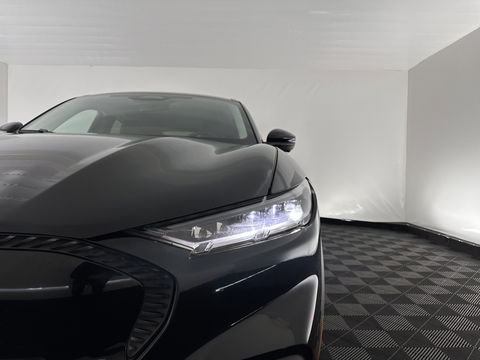 Ford Mustang Mach-E RWD 75 kWh [ 3-Fase ] {SOH-84%} (INCL.BTW) *LEATHER | FULL-LED | DAB | DIGI-COCKPIT | KEYLESS | NAVI-FULLMAP | CARPLAY | HEATED-COMFORTSEATS | TOPVIEW | ADAPTIVE-CRUISE | PRIVACY-GLASS | 18'' ALU*