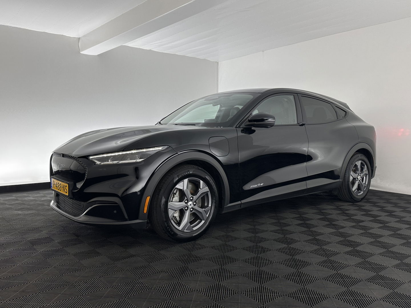 Ford Mustang Mach-E RWD 75 kWh [ 3-Fase ] {SOH-84%} (INCL.BTW) *LEATHER | FULL-LED | DAB | DIGI-COCKPIT | KEYLESS | NAVI-FULLMAP | CARPLAY | HEATED-COMFORTSEATS | TOPVIEW | ADAPTIVE-CRUISE | PRIVACY-GLASS | 18'' ALU*