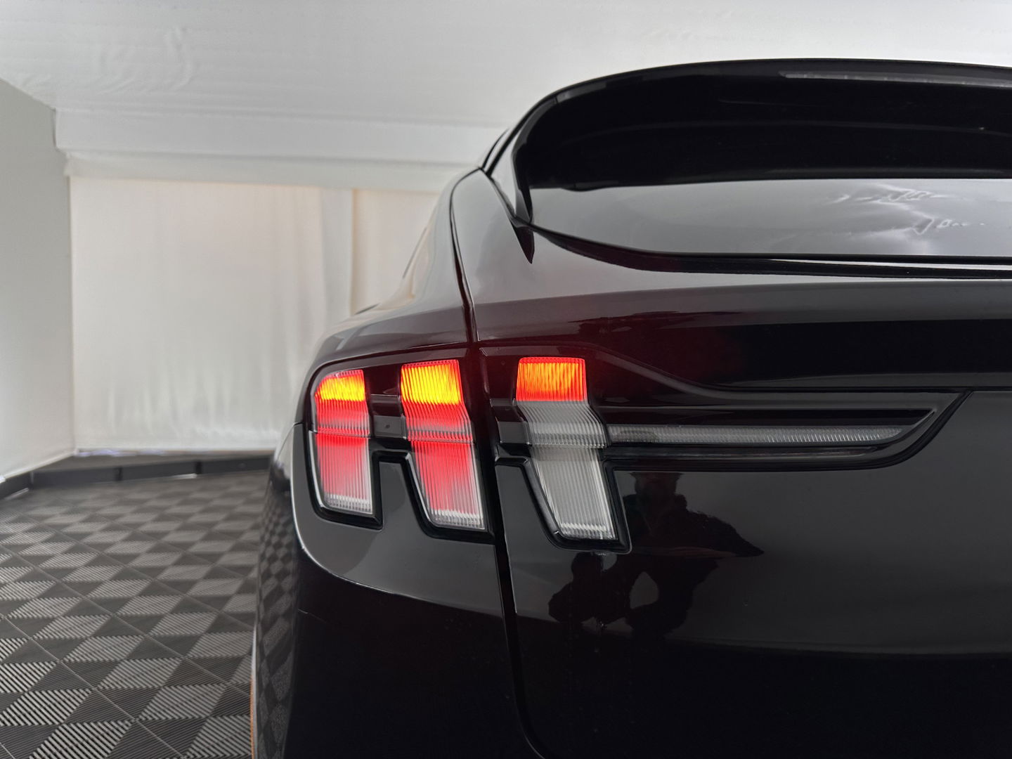 Ford Mustang Mach-E RWD 75 kWh [ 3-Fase ] {SOH-84%} (INCL.BTW) *LEATHER | FULL-LED | DAB | DIGI-COCKPIT | KEYLESS | NAVI-FULLMAP | CARPLAY | HEATED-COMFORTSEATS | TOPVIEW | ADAPTIVE-CRUISE | PRIVACY-GLASS | 18'' ALU*