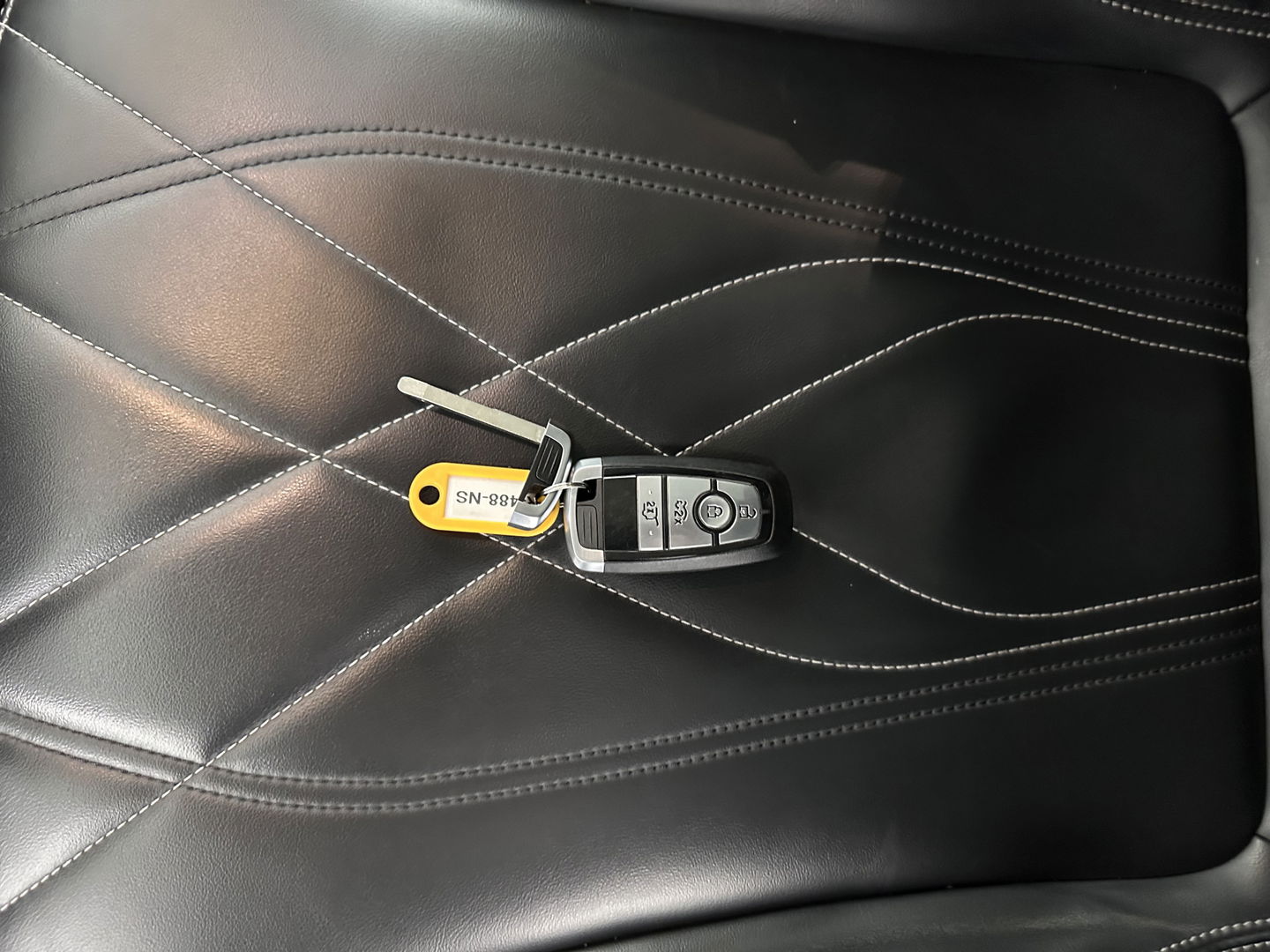 Ford Mustang Mach-E RWD 75 kWh [ 3-Fase ] {SOH-84%} (INCL.BTW) *LEATHER | FULL-LED | DAB | DIGI-COCKPIT | KEYLESS | NAVI-FULLMAP | CARPLAY | HEATED-COMFORTSEATS | TOPVIEW | ADAPTIVE-CRUISE | PRIVACY-GLASS | 18'' ALU*