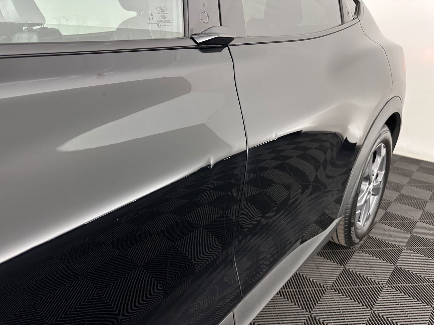 Ford Mustang Mach-E RWD 75 kWh [ 3-Fase ] {SOH-84%} (INCL.BTW) *LEATHER | FULL-LED | DAB | DIGI-COCKPIT | KEYLESS | NAVI-FULLMAP | CARPLAY | HEATED-COMFORTSEATS | TOPVIEW | ADAPTIVE-CRUISE | PRIVACY-GLASS | 18'' ALU*