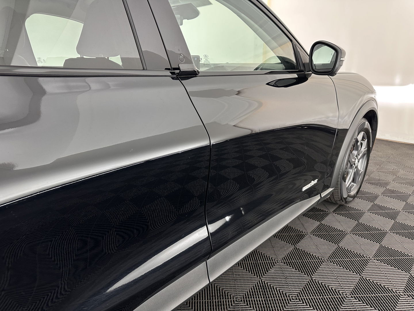 Ford Mustang Mach-E RWD 75 kWh [ 3-Fase ] {SOH-84%} (INCL.BTW) *LEATHER | FULL-LED | DAB | DIGI-COCKPIT | KEYLESS | NAVI-FULLMAP | CARPLAY | HEATED-COMFORTSEATS | TOPVIEW | ADAPTIVE-CRUISE | PRIVACY-GLASS | 18'' ALU*