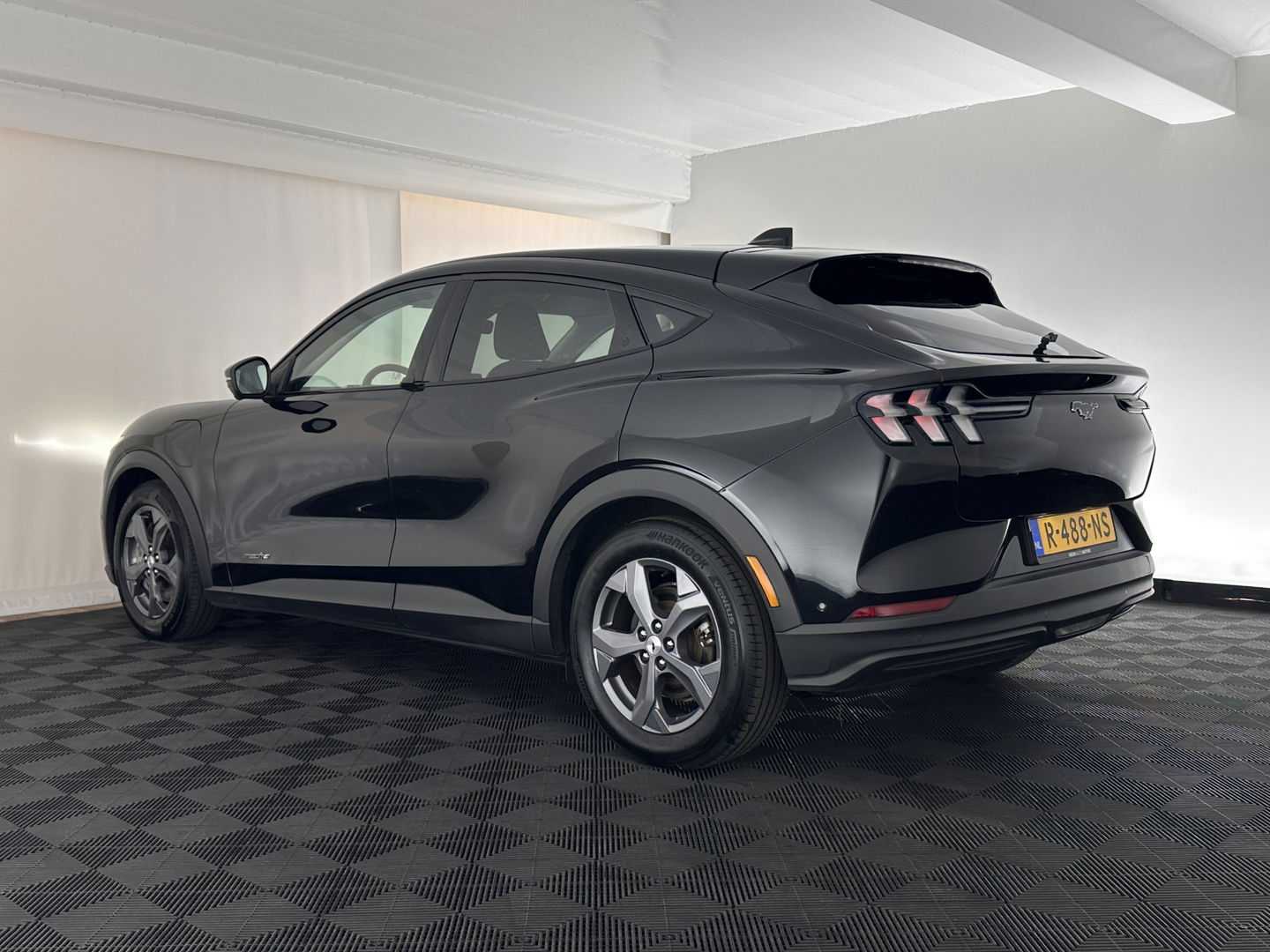 Ford Mustang Mach-E RWD 75 kWh [ 3-Fase ] {SOH-84%} (INCL.BTW) *LEATHER | FULL-LED | DAB | DIGI-COCKPIT | KEYLESS | NAVI-FULLMAP | CARPLAY | HEATED-COMFORTSEATS | TOPVIEW | ADAPTIVE-CRUISE | PRIVACY-GLASS | 18'' ALU*