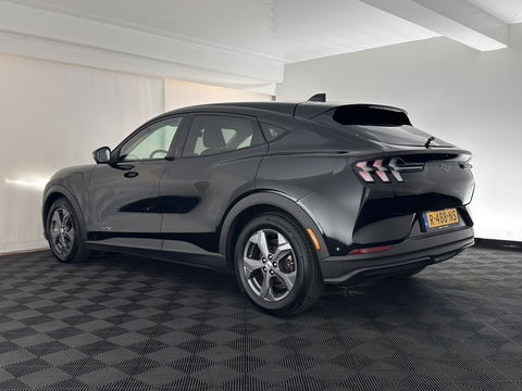 Ford Mustang Mach-E RWD 75 kWh [ 3-Fase ] {SOH-84%} (INCL.BTW) *LEATHER | FULL-LED | DAB | DIGI-COCKPIT | KEYLESS | NAVI-FULLMAP | CARPLAY | HEATED-COMFORTSEATS | TOPVIEW | ADAPTIVE-CRUISE | PRIVACY-GLASS | 18'' ALU*