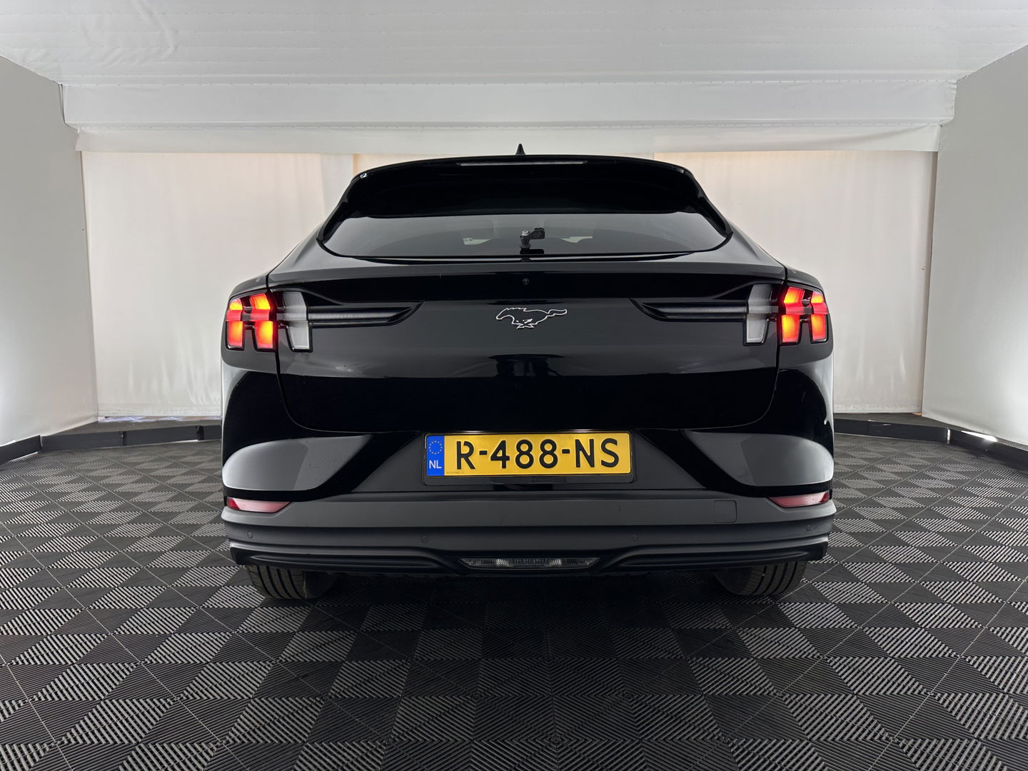 Ford Mustang Mach-E RWD 75 kWh [ 3-Fase ] {SOH-84%} (INCL.BTW) *LEATHER | FULL-LED | DAB | DIGI-COCKPIT | KEYLESS | NAVI-FULLMAP | CARPLAY | HEATED-COMFORTSEATS | TOPVIEW | ADAPTIVE-CRUISE | PRIVACY-GLASS | 18'' ALU*