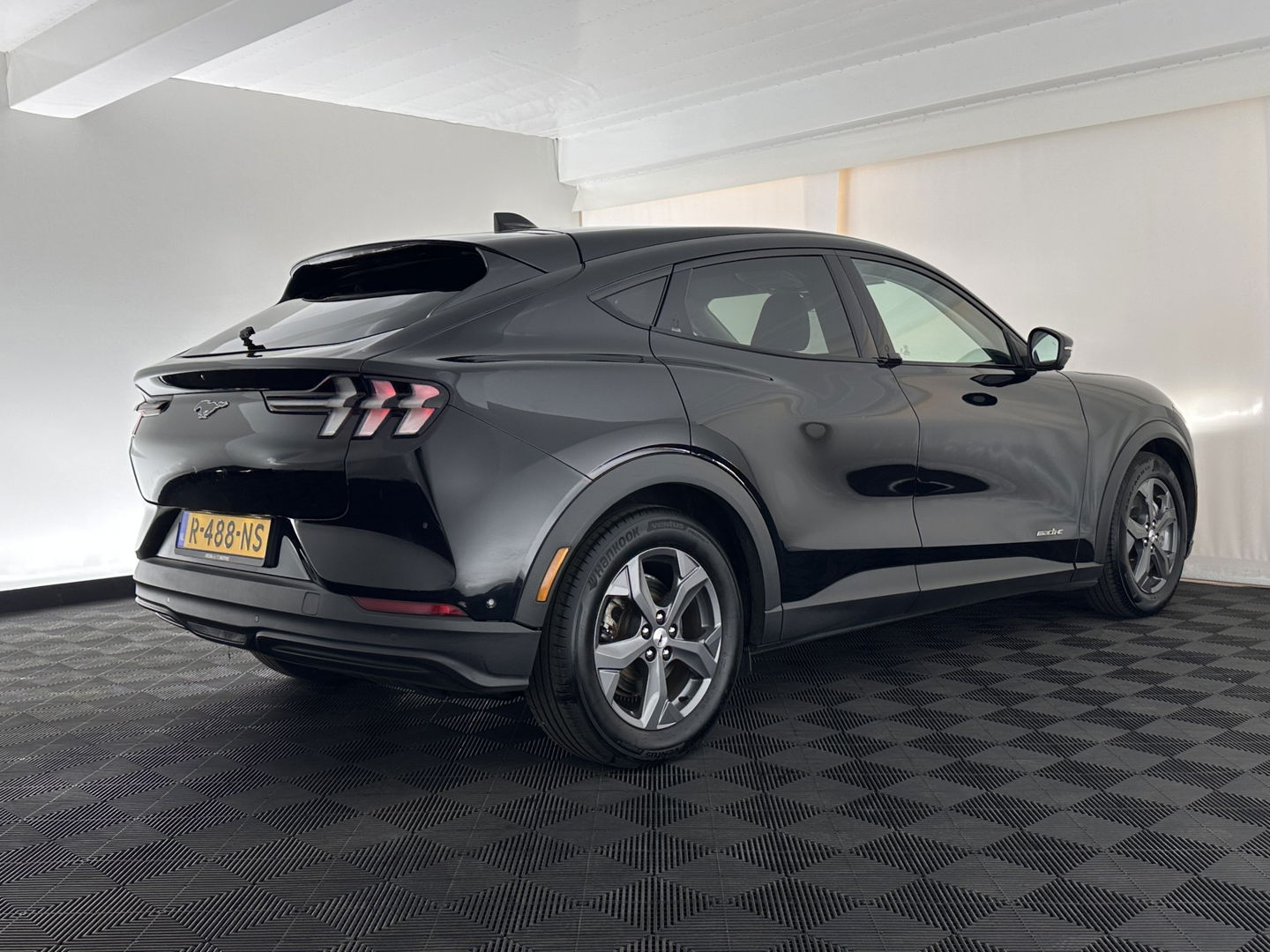 Ford Mustang Mach-E RWD 75 kWh [ 3-Fase ] {SOH-84%} (INCL.BTW) *LEATHER | FULL-LED | DAB | DIGI-COCKPIT | KEYLESS | NAVI-FULLMAP | CARPLAY | HEATED-COMFORTSEATS | TOPVIEW | ADAPTIVE-CRUISE | PRIVACY-GLASS | 18'' ALU*