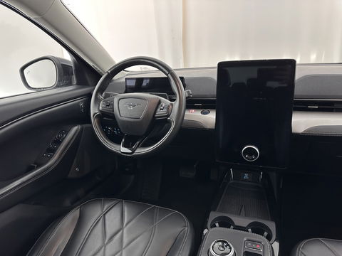 Ford Mustang Mach-E RWD 75 kWh [ 3-Fase ] {SOH-84%} (INCL.BTW) *LEATHER | FULL-LED | DAB | DIGI-COCKPIT | KEYLESS | NAVI-FULLMAP | CARPLAY | HEATED-COMFORTSEATS | TOPVIEW | ADAPTIVE-CRUISE | PRIVACY-GLASS | 18'' ALU*