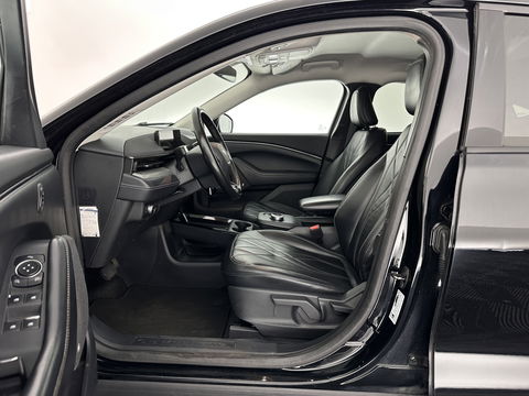 Ford Mustang Mach-E RWD 75 kWh [ 3-Fase ] {SOH-84%} (INCL.BTW) *LEATHER | FULL-LED | DAB | DIGI-COCKPIT | KEYLESS | NAVI-FULLMAP | CARPLAY | HEATED-COMFORTSEATS | TOPVIEW | ADAPTIVE-CRUISE | PRIVACY-GLASS | 18'' ALU*