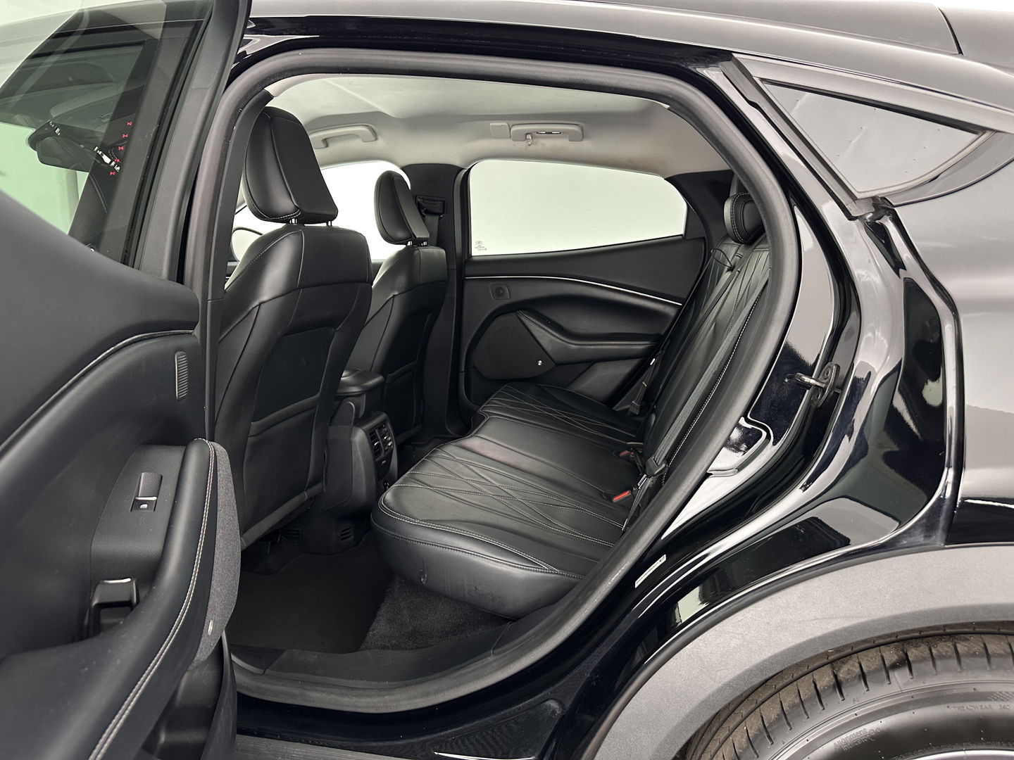 Ford Mustang Mach-E RWD 75 kWh [ 3-Fase ] {SOH-84%} (INCL.BTW) *LEATHER | FULL-LED | DAB | DIGI-COCKPIT | KEYLESS | NAVI-FULLMAP | CARPLAY | HEATED-COMFORTSEATS | TOPVIEW | ADAPTIVE-CRUISE | PRIVACY-GLASS | 18'' ALU*