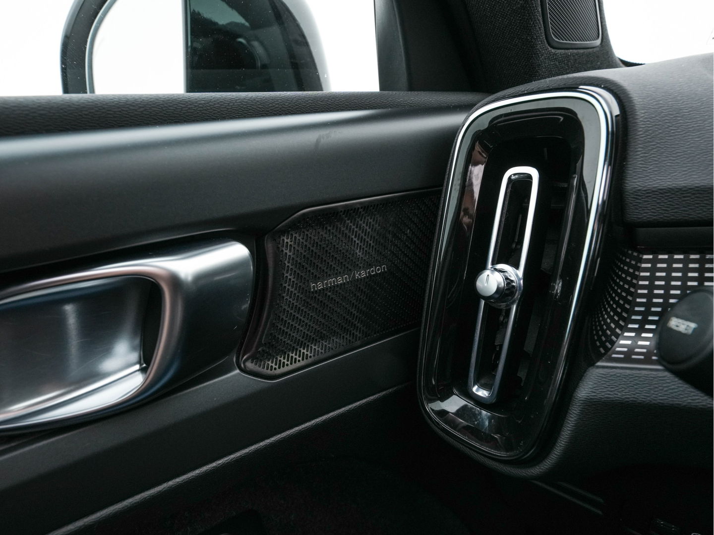 Volvo XC40 Recharge P8 AWD R-Design [ 3-Fase-11kW ] {SOH-90%} (INCL-BTW) Aut. *PANO | LEATHER-ALCANTARA | ADAPTIVE-CRUISE | DIGI-COCKPIT | FULL-LED | HARMAN/KARDON | TOPVIEW | NAVI-FULLMAP | ECC | PDC | KEYLESS | HEATED-SPORTSEATS | TOWBAR | 20''ALU*