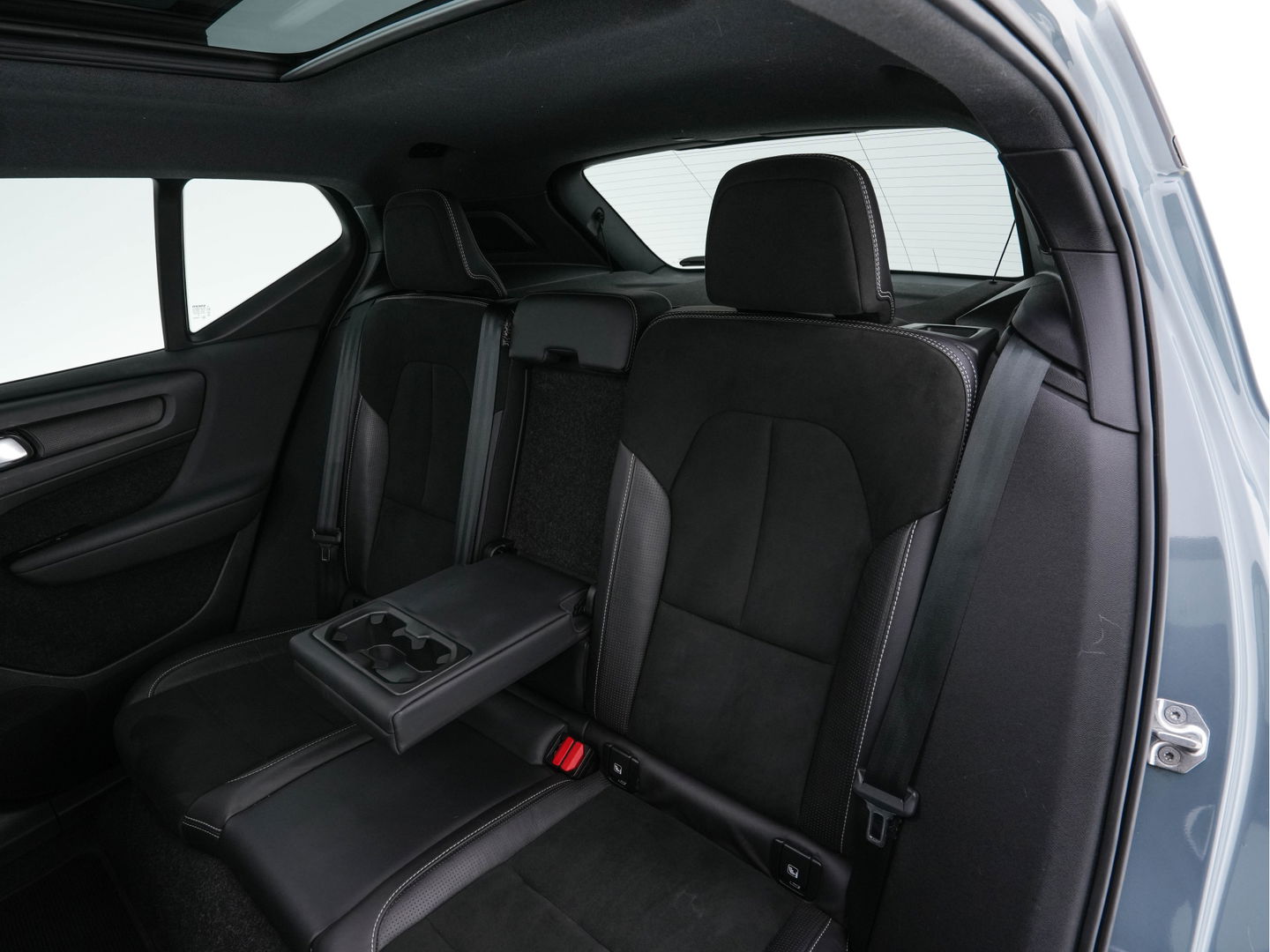 Volvo XC40 Recharge P8 AWD R-Design [ 3-Fase-11kW ] {SOH-90%} (INCL-BTW) Aut. *PANO | LEATHER-ALCANTARA | ADAPTIVE-CRUISE | DIGI-COCKPIT | FULL-LED | HARMAN/KARDON | TOPVIEW | NAVI-FULLMAP | ECC | PDC | KEYLESS | HEATED-SPORTSEATS | TOWBAR | 20''ALU*