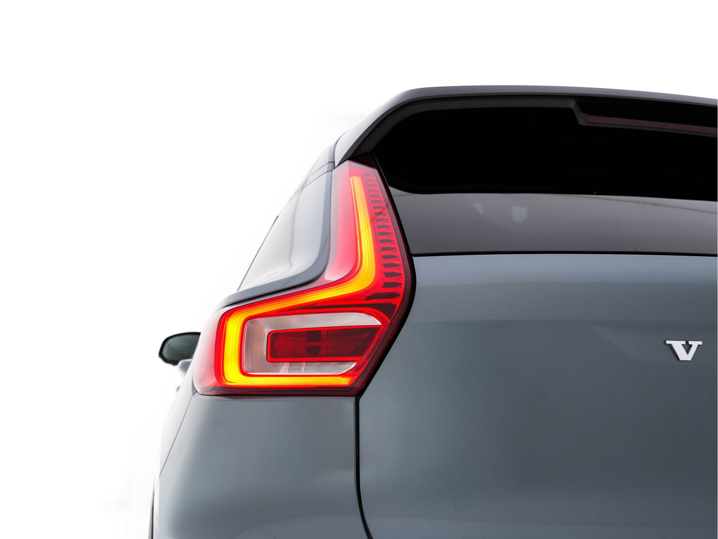 Volvo XC40 Recharge P8 AWD R-Design [ 3-Fase-11kW ] {SOH-90%} (INCL-BTW) Aut. *PANO | LEATHER-ALCANTARA | ADAPTIVE-CRUISE | DIGI-COCKPIT | FULL-LED | HARMAN/KARDON | TOPVIEW | NAVI-FULLMAP | ECC | PDC | KEYLESS | HEATED-SPORTSEATS | TOWBAR | 20''ALU*