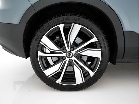 Volvo XC40 Recharge P8 AWD R-Design [ 3-Fase-11kW ] {SOH-90%} (INCL-BTW) Aut. *PANO | LEATHER-ALCANTARA | ADAPTIVE-CRUISE | DIGI-COCKPIT | FULL-LED | HARMAN/KARDON | TOPVIEW | NAVI-FULLMAP | ECC | PDC | KEYLESS | HEATED-SPORTSEATS | TOWBAR | 20''ALU*