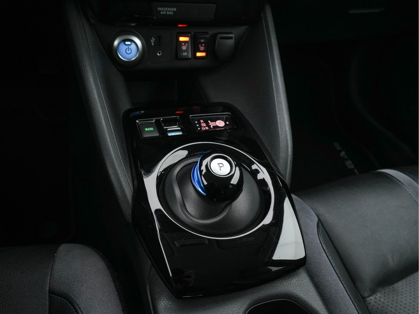 Nissan Leaf Tekna 40 kWh *LUXURY-LEATHER | FULL-LED | KEYLESS | NAVI-FULLMAP | BLIND-SPOT | BOSE-SOUND | DAB+ | HEATED-COMFORTSEATS | DIGI-COCKPIT | PRIVACY-GLASS | TOPVIEW-CAMERA | 17"ALU*