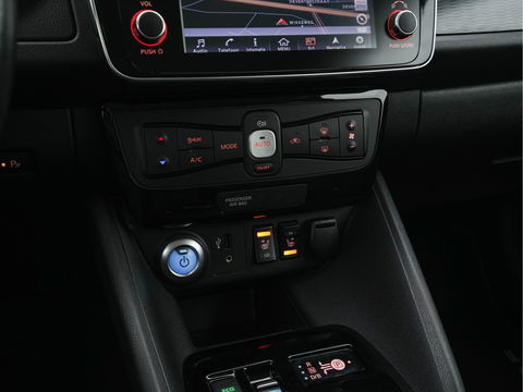 Nissan Leaf Tekna 40 kWh *LUXURY-LEATHER | FULL-LED | KEYLESS | NAVI-FULLMAP | BLIND-SPOT | BOSE-SOUND | DAB+ | HEATED-COMFORTSEATS | DIGI-COCKPIT | PRIVACY-GLASS | TOPVIEW-CAMERA | 17"ALU*