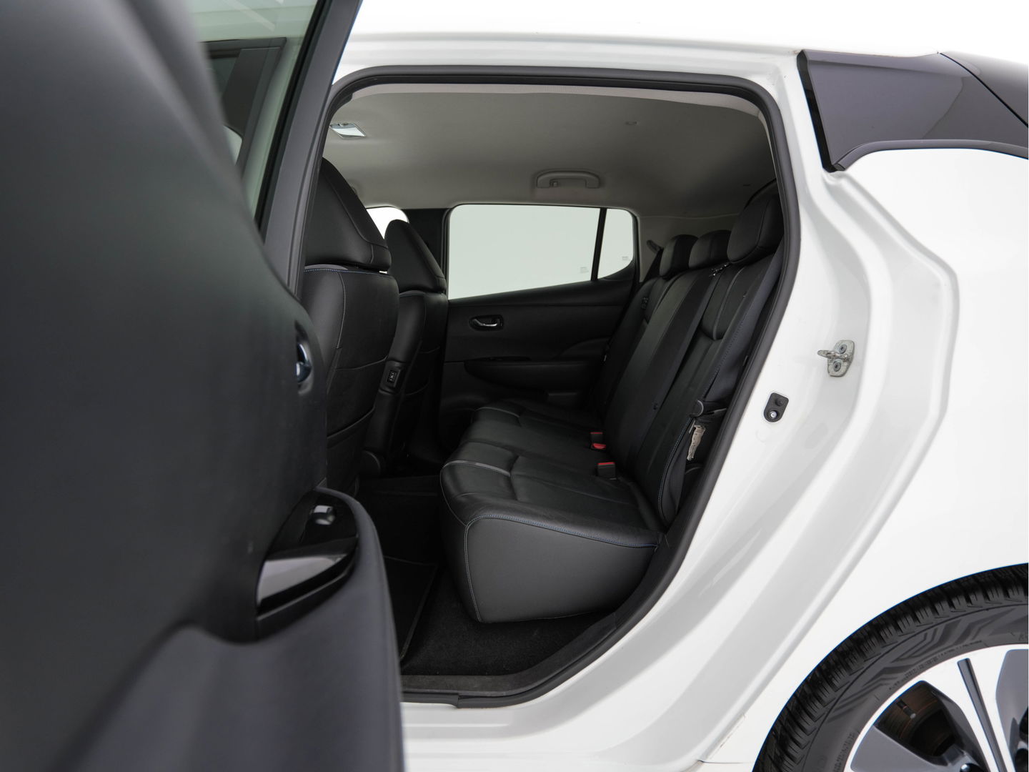 Nissan Leaf Tekna 40 kWh *LUXURY-LEATHER | FULL-LED | KEYLESS | NAVI-FULLMAP | BLIND-SPOT | BOSE-SOUND | DAB+ | HEATED-COMFORTSEATS | DIGI-COCKPIT | PRIVACY-GLASS | TOPVIEW-CAMERA | 17"ALU*