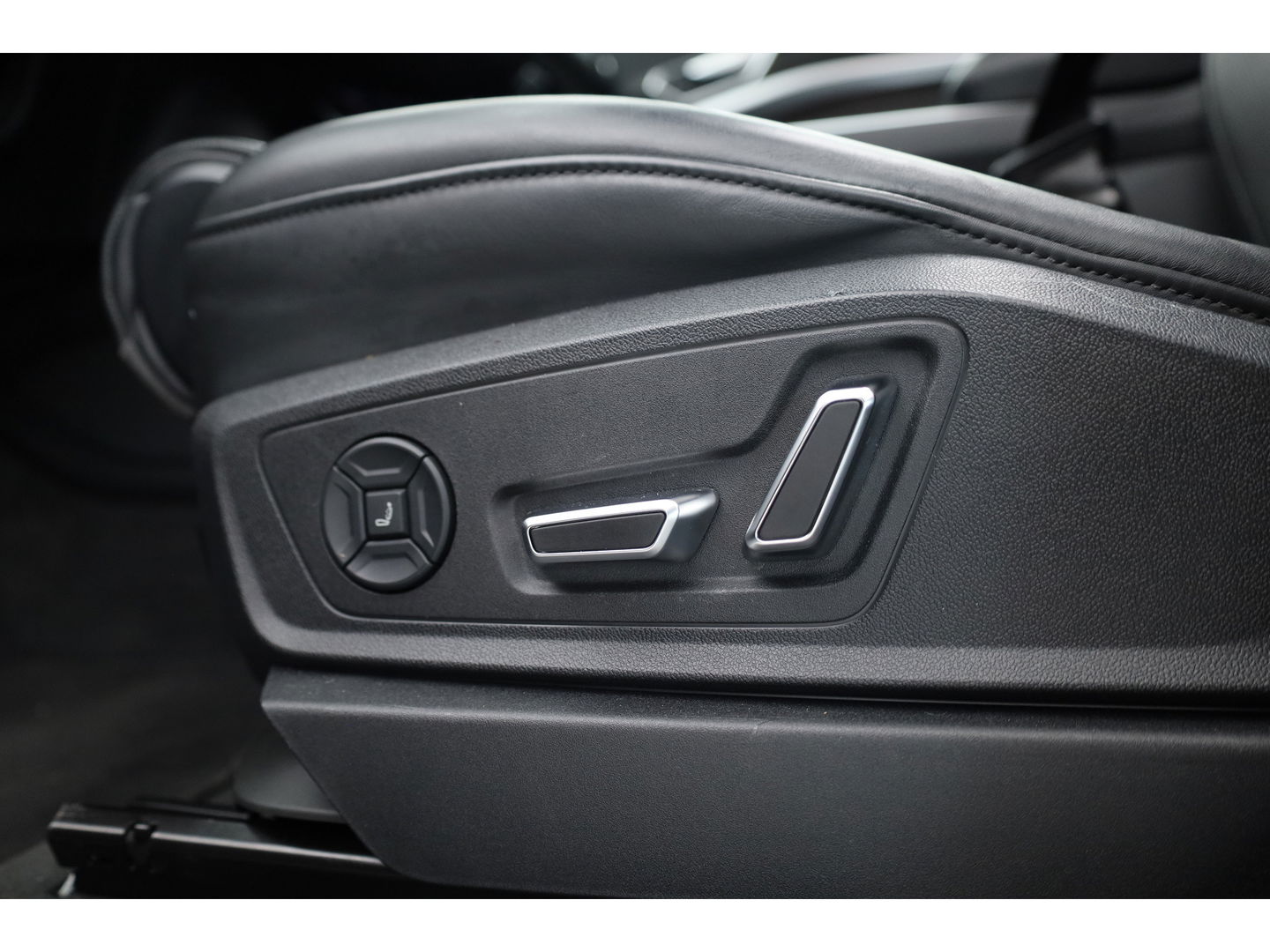 Audi e-tron e-tron 55 quattro advanced Pro Line Plus 95 kWh | SOH 91.3%  Pano | Luchtvering | HUD | Memory | Massage | 360cam | Keyless | Stoelvent. | Soft Close