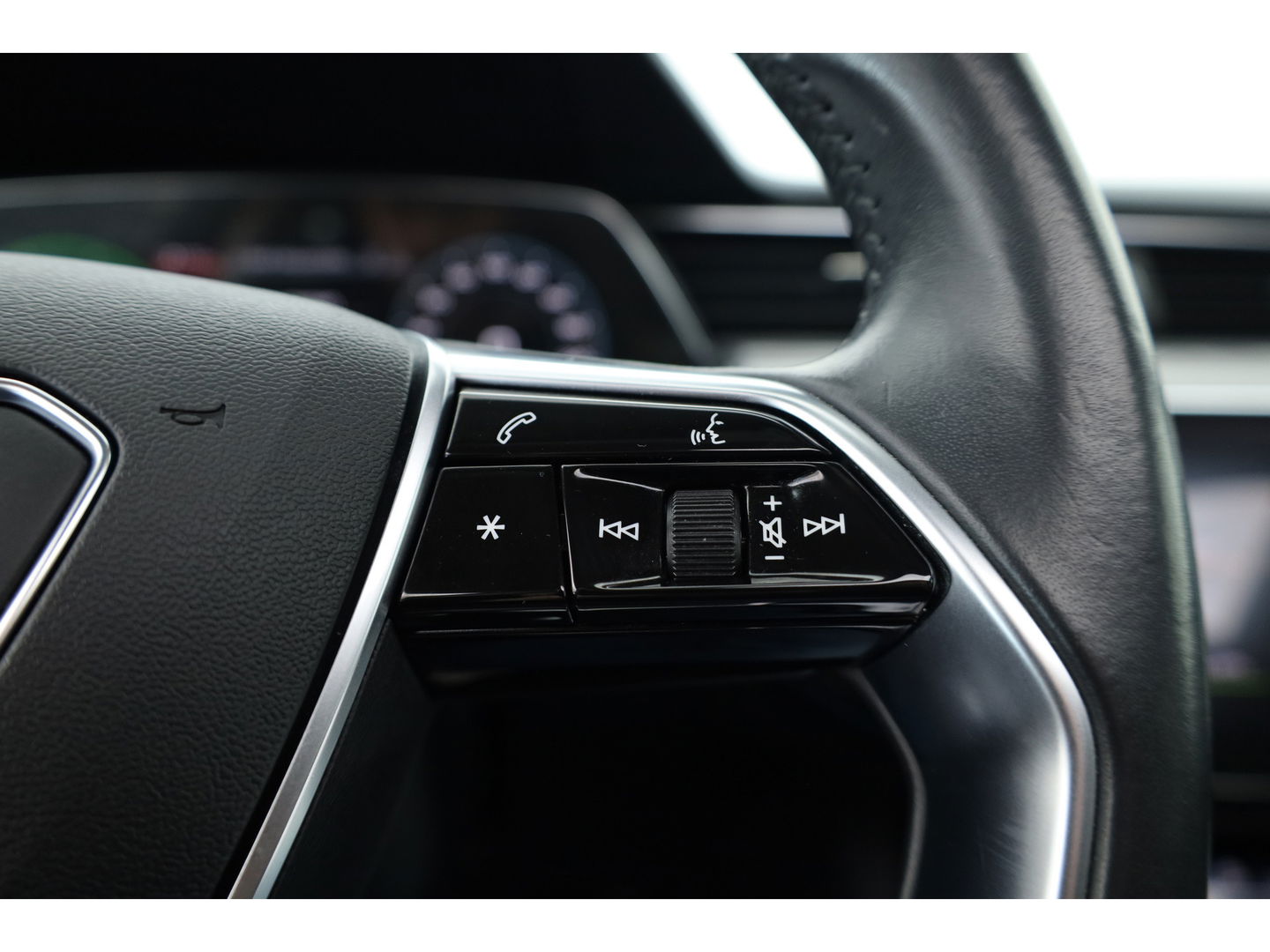 Audi e-tron e-tron 55 quattro advanced Pro Line Plus 95 kWh | SOH 91.3%  Pano | Luchtvering | HUD | Memory | Massage | 360cam | Keyless | Stoelvent. | Soft Close