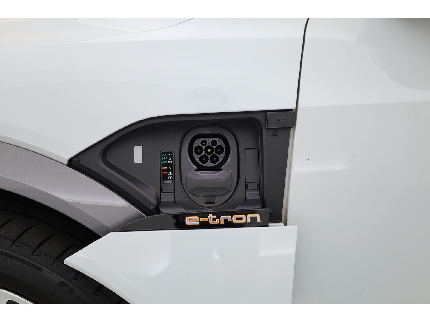 Audi e-tron e-tron 55 quattro advanced Pro Line Plus 95 kWh | SOH 91.3%  Pano | Luchtvering | HUD | Memory | Massage | 360cam | Keyless | Stoelvent. | Soft Close
