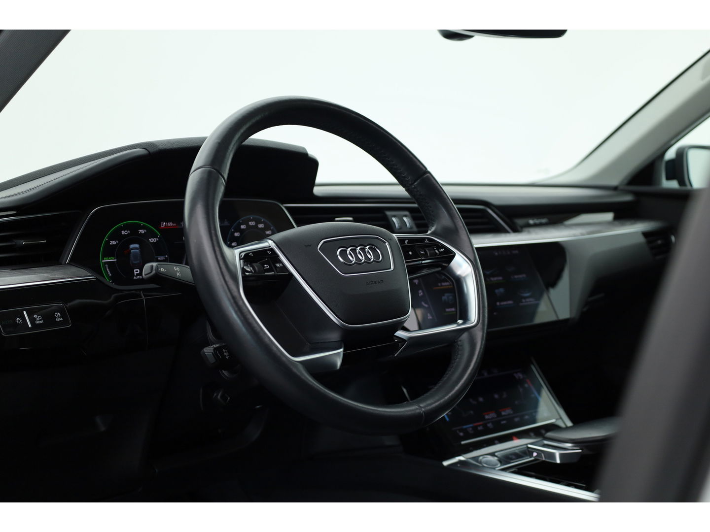 Audi e-tron e-tron 55 quattro advanced Pro Line Plus 95 kWh | SOH 91.3%  Pano | Luchtvering | HUD | Memory | Massage | 360cam | Keyless | Stoelvent. | Soft Close
