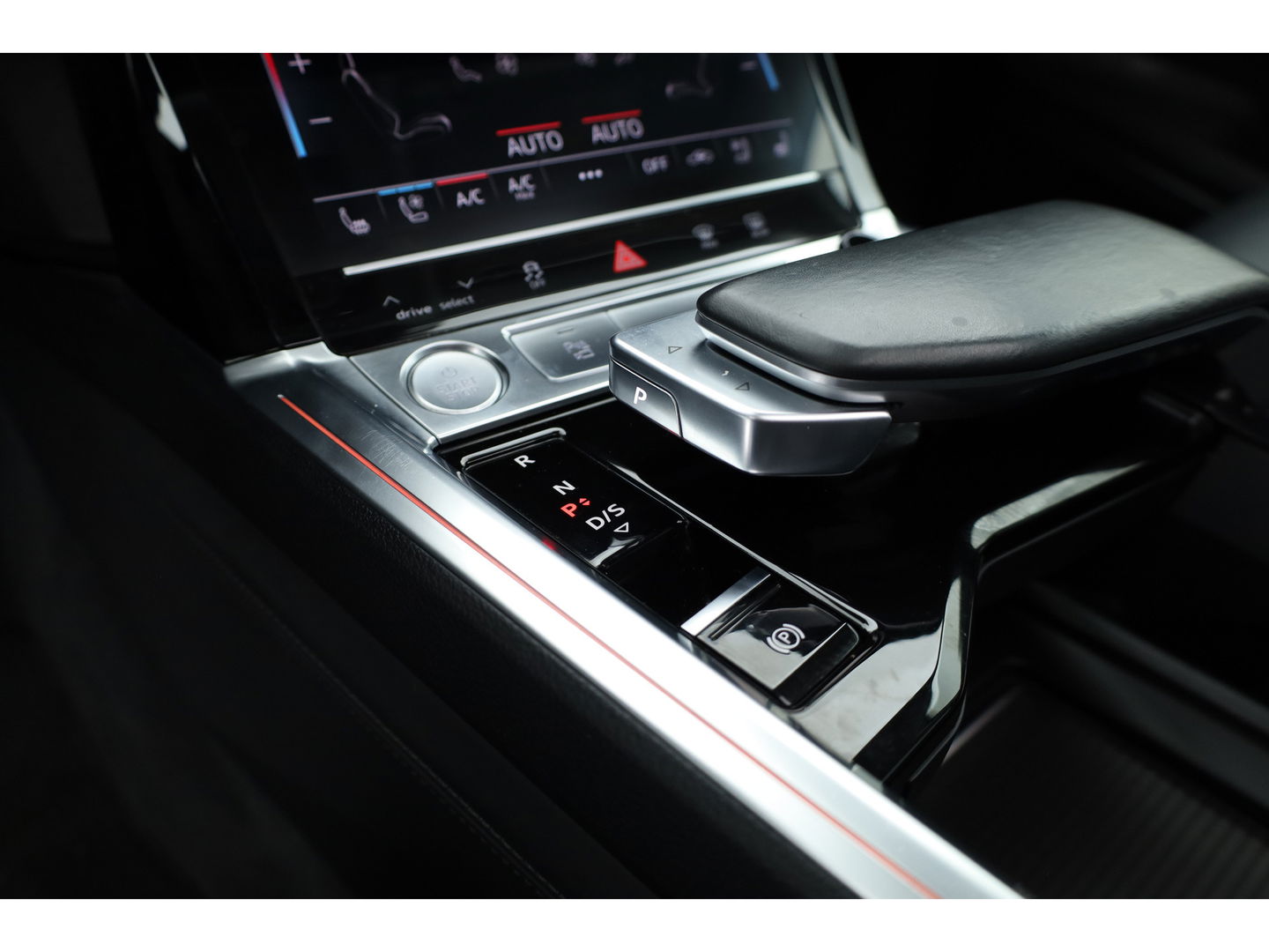 Audi e-tron e-tron 55 quattro advanced Pro Line Plus 95 kWh | SOH 91.3%  Pano | Luchtvering | HUD | Memory | Massage | 360cam | Keyless | Stoelvent. | Soft Close