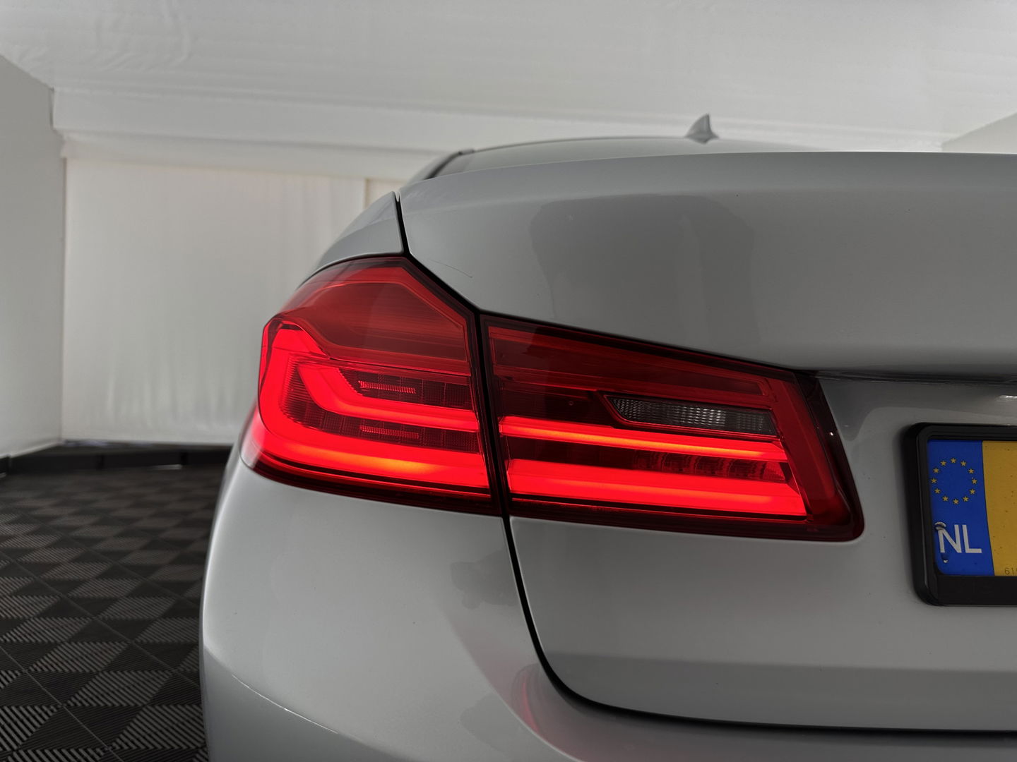 BMW 5 Serie 530e iPerformance High Executive (Plug-in) *PANO | LEATHER | FULL-LED | TOP-VIEW | HARMAN/KARDON | BLINDSPOT | MEMORY-PACK | HEATED-COMFORTSEATS | DIGI-COCKPIT | AMBIENT-LIGHT | NAVI-FULLMAP | 20''ALU*