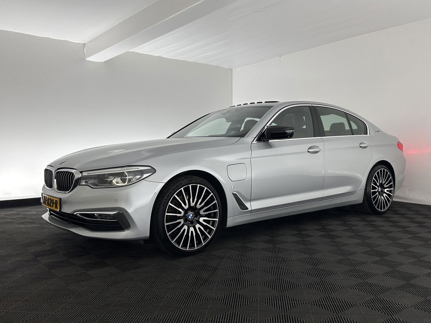 BMW 5 Serie 530e iPerformance High Executive (Plug-in) *PANO | LEATHER | FULL-LED | TOP-VIEW | HARMAN/KARDON | BLINDSPOT | MEMORY-PACK | HEATED-COMFORTSEATS | DIGI-COCKPIT | AMBIENT-LIGHT | NAVI-FULLMAP | 20''ALU*