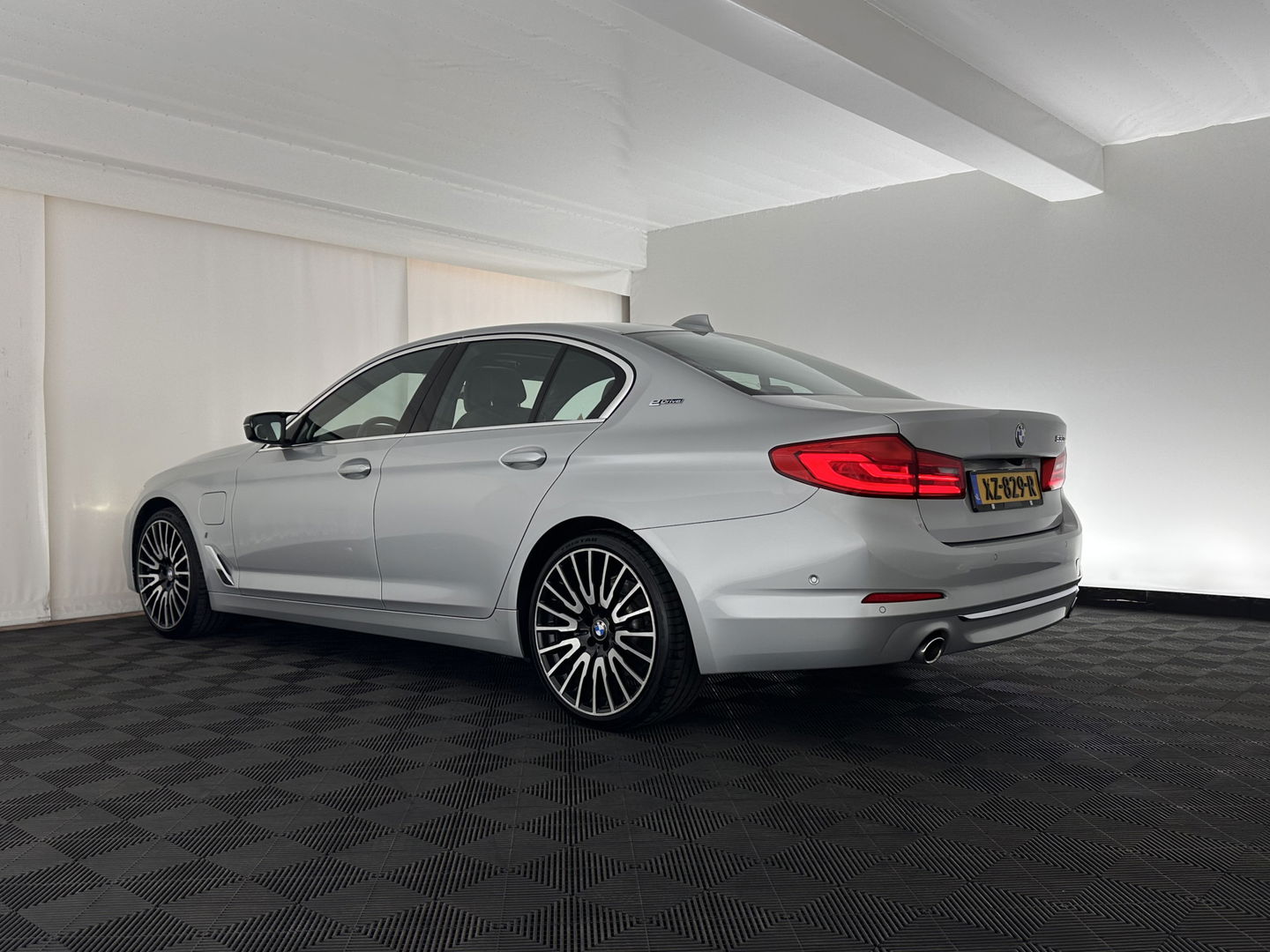 BMW 5 Serie 530e iPerformance High Executive (Plug-in) *PANO | LEATHER | FULL-LED | TOP-VIEW | HARMAN/KARDON | BLINDSPOT | MEMORY-PACK | HEATED-COMFORTSEATS | DIGI-COCKPIT | AMBIENT-LIGHT | NAVI-FULLMAP | 20''ALU*
