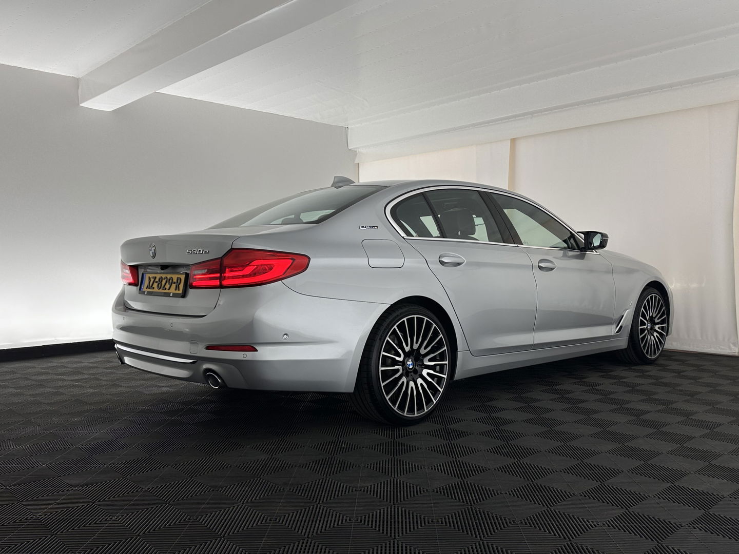 BMW 5 Serie 530e iPerformance High Executive (Plug-in) *PANO | LEATHER | FULL-LED | TOP-VIEW | HARMAN/KARDON | BLINDSPOT | MEMORY-PACK | HEATED-COMFORTSEATS | DIGI-COCKPIT | AMBIENT-LIGHT | NAVI-FULLMAP | 20''ALU*