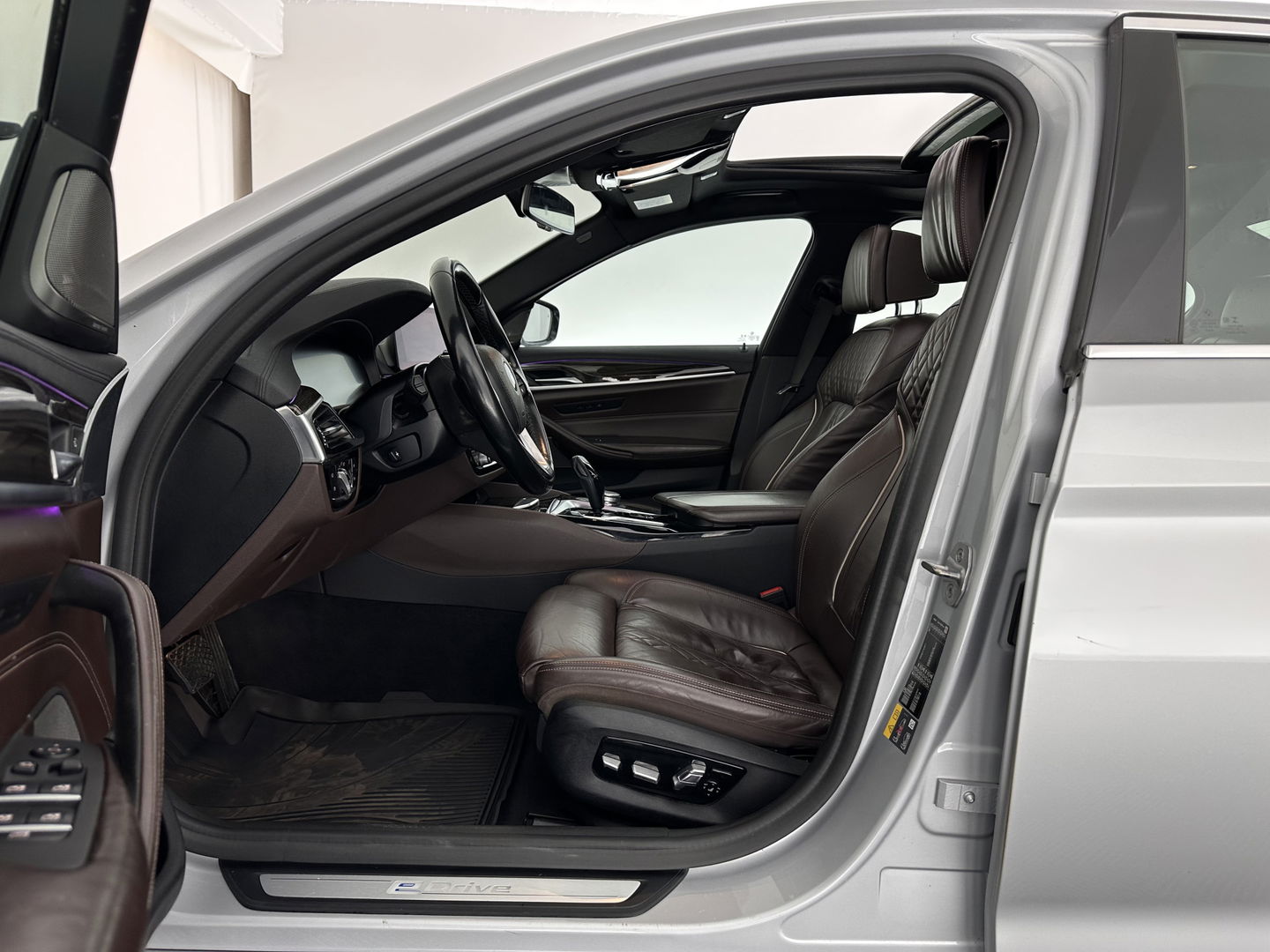 BMW 5 Serie 530e iPerformance High Executive (Plug-in) *PANO | LEATHER | FULL-LED | TOP-VIEW | HARMAN/KARDON | BLINDSPOT | MEMORY-PACK | HEATED-COMFORTSEATS | DIGI-COCKPIT | AMBIENT-LIGHT | NAVI-FULLMAP | 20''ALU*