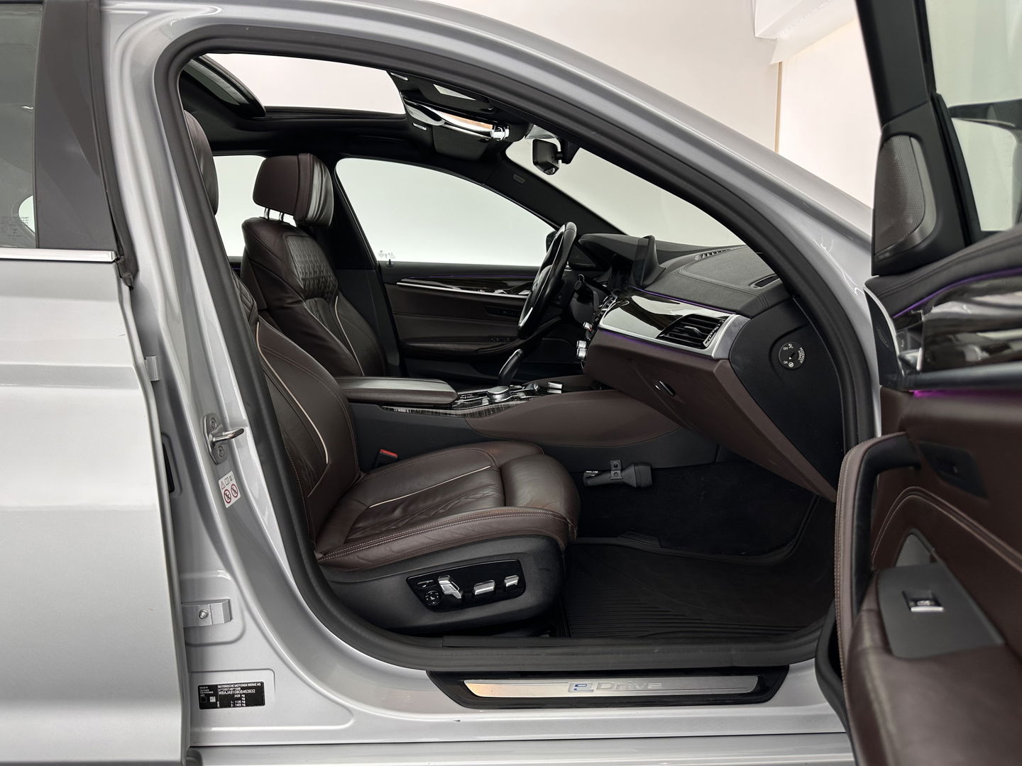 BMW 5 Serie 530e iPerformance High Executive (Plug-in) *PANO | LEATHER | FULL-LED | TOP-VIEW | HARMAN/KARDON | BLINDSPOT | MEMORY-PACK | HEATED-COMFORTSEATS | DIGI-COCKPIT | AMBIENT-LIGHT | NAVI-FULLMAP | 20''ALU*