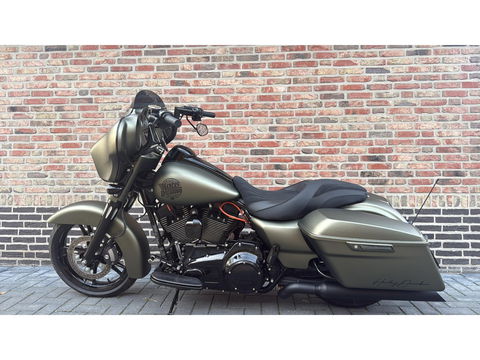 Harley Davidson 103 FLHXS Street Glide Special Streetglide Mat Groen Blackout
